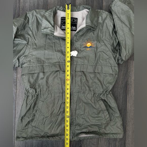 EUC Vintage Northern Sun Canada 90’s Women’s Polar Bear Windbreaker Green Size M - Picture 12 of 14